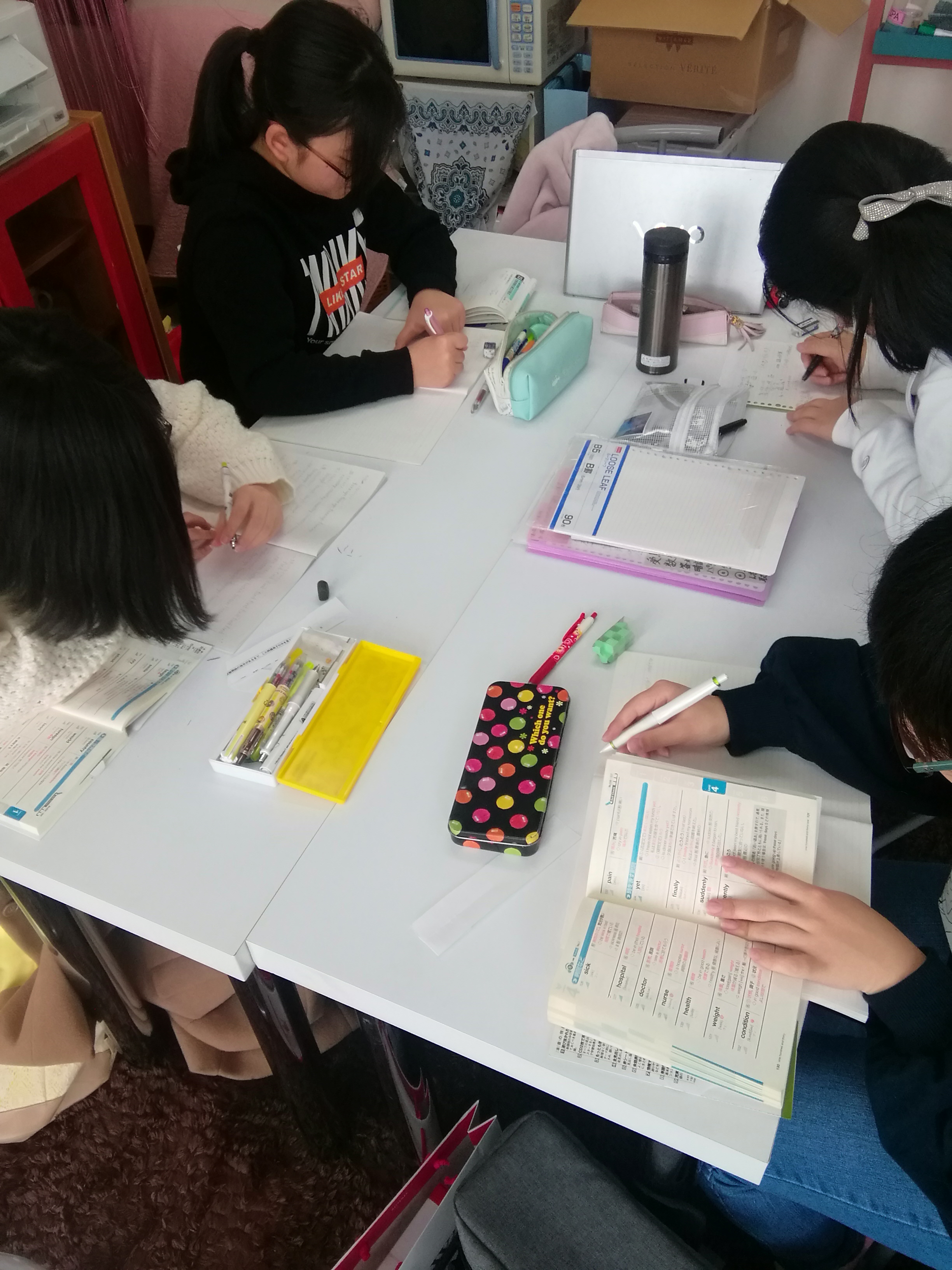 生徒が勉強している様子